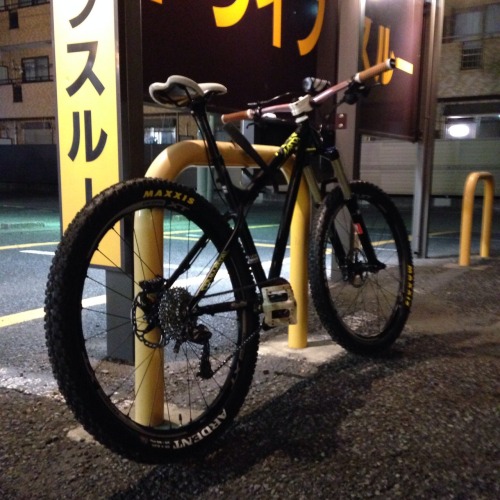 beefmtb: 長いこと使っていホイールと9mmQRのフォークRevelationを交換しました。 新しいホイールはシマノのwh-m788、フォークはx-fusionのvelvetです。 初スルーア