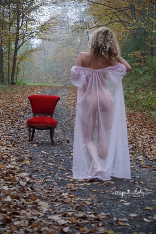 toadyssheerdelights: sexymaturelady: Take a walk in the woods with me Wow!