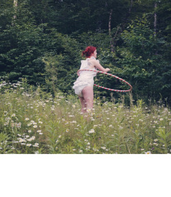 diapercouple360:  missbennieandthejets:  Hula hooping in a field of daisiesPhoto by @thatlittlerebella   Too cute😊