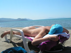 beautyofnude:  Sleeping on the beach  For my oldest fan www.e4relb1rd.tumblr.com Thx for the support Earl!!! :-D  I&rsquo;d lick that slit from front to back and back to front again