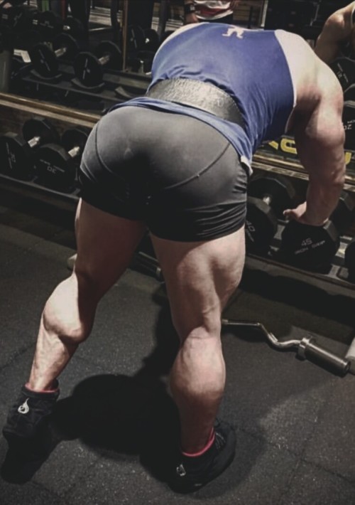 Touch that fucking huge muscled ass