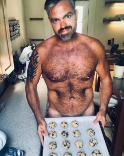 lancenavarro:  I’m definitely not a master-baker, but I do love to bake.  😜 Oatmeal raisin pot cookies, YUMMMMM!