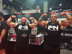 Chris Pantano &amp; Iain Valliere - Posing off at the 2015 Olympia.