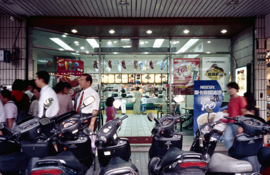 asiaphotostudio:Taiwan, 1999Taipei, Taiwan.台湾 台北市Photography by Michitaka Kurata