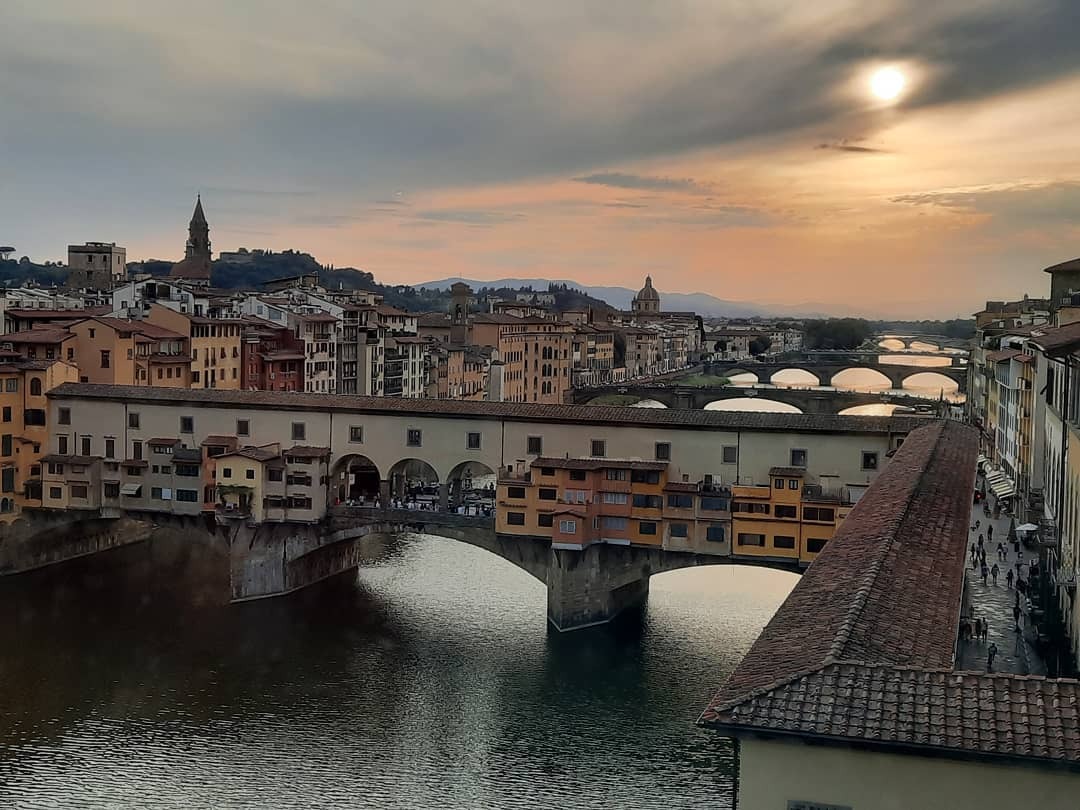 Watching a sunset from here is simply unforgettable With Made of Tuscany #pontevecchio #Florence #florencewinetouratsunset #madeoftuscany
#madeoftuscanyprivatetour #bookyourtour Check our website for details...