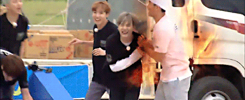 fyeahbangtaned:  aside from Suga’s demise, look at Taehyung removing Haha’s nametag :)))