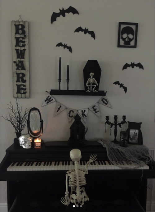 Back from my hiatus with this lovely spooky piano setting for you! 