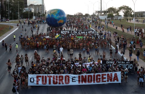 elbiotipo:allthebrazilianpolitics: Indigenous march in Brazil to demand land protectionIndigenous pe