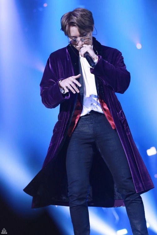 Cypher pt.4 style. He’s handsome af please just look at him behaving like he’s owning th