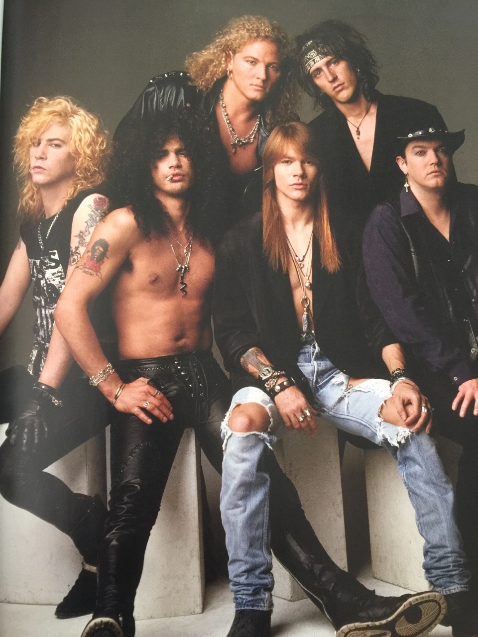 Группа четвертый вариант. Группа Guns n’ Roses. Guns n Roses фото группы. Рок группа с длинными волосами. Фотомодели в клипах группы Guns n Roses.