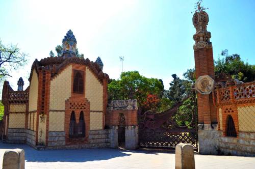 thefabulousweirdtrotters: Dragon Gate of Gaudi - Barcelon - Spain