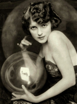 boworlyre:  Flo Newton, 1920′s Ziegfield Girlphotos: Alfred Cheney Johnston