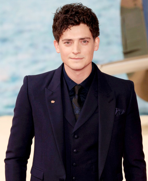 thewhitequeendaily: Aneurin Barnard and wife Laura at the Dunkirk Premiere.