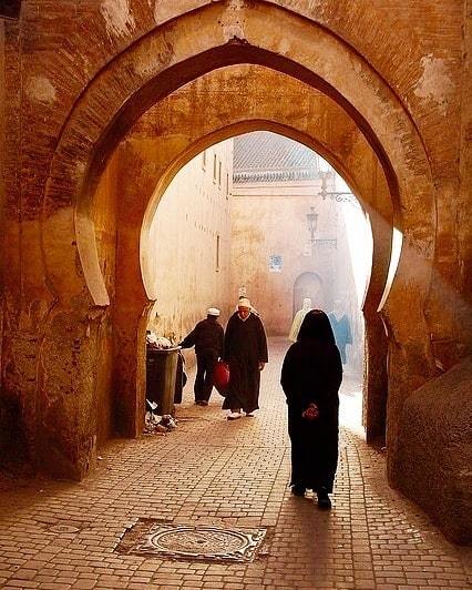 Ruelle dans la médina de Marrakech .  #marrakech #marrakechmedina #mosque #placejemaaelfna #a