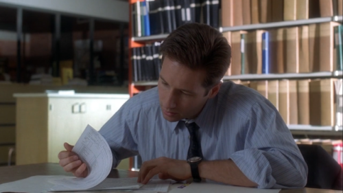 Fox Mulder in The X-Files ep 1.23 Roland