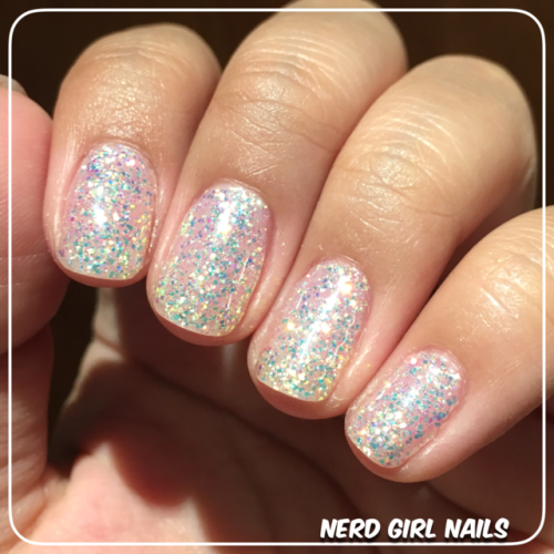 I absolutely adored this super glittery gel polish from @lightelegancehq and they’re from Oreg