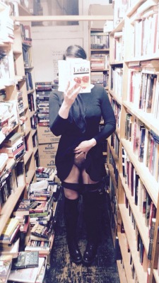 pelodautore:  of-saudade:  Bookstore bad girl.   Pelo d’Autore n° 3681W le Biblioteche!  Mmm having sex in a library would be amazing 😍