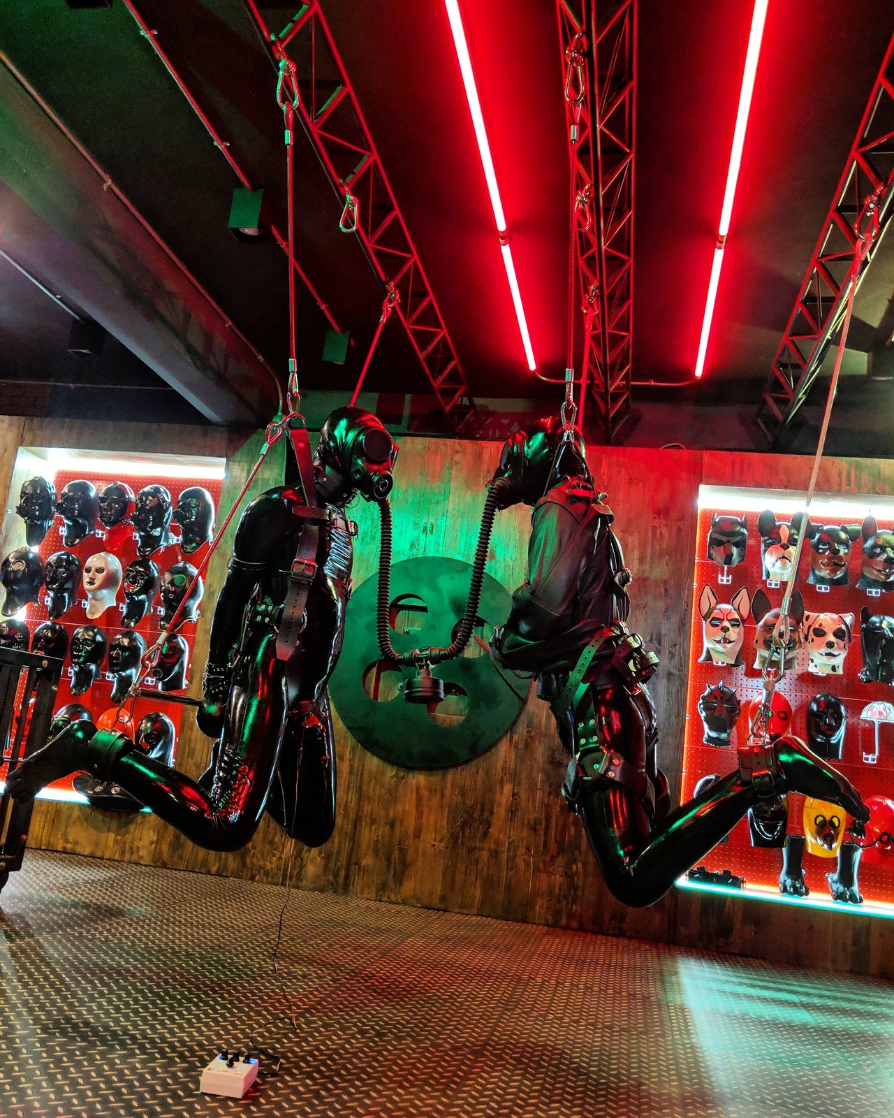 rubberforfun: Hanging drones 🎈 