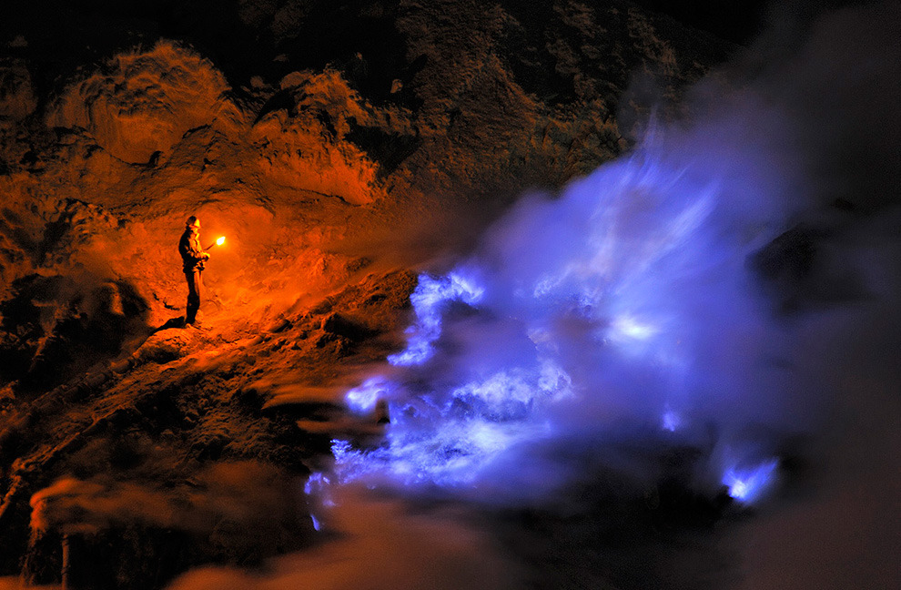 arpeggia:  Kawah Ijen, Indonesia“Kawah Ijen is one of several volcanoes located