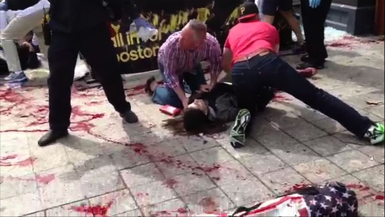 Horror. Un hombre con lesiones es retirado de la zona de la explosión. Varios atletas fueron heridos. (AFP)