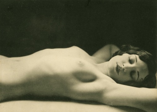 madivinecomedie:Germaine Krull. Etude de nu 1930. Via artizar