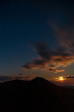 purvert:  Moonrise Over Hawksbill by snapdragginphoto on Flickr. 