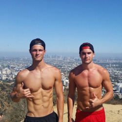 hotguyswithabs:  Find a gay fuck buddy tonight: