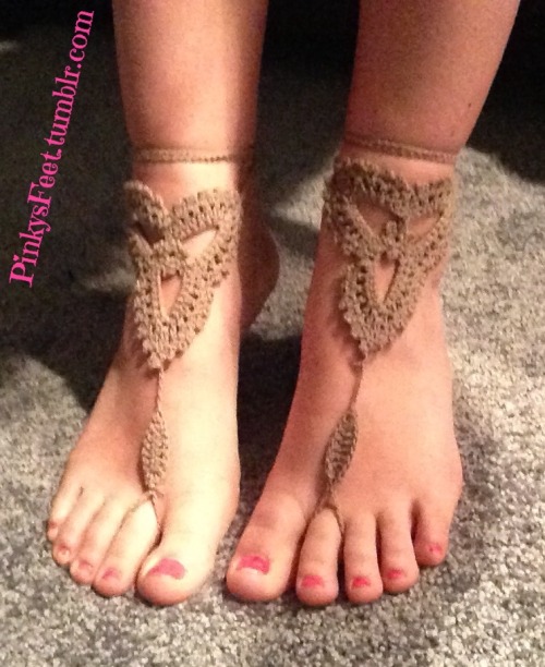 feetinthepose-blog: Pinkysfeet are so sexy @pinkyfeet