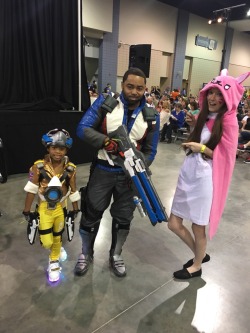 lua-wra:  so I went to a con last weekend and found dad 76 and a tiny tracer!!!! they were both so cute and sweet omg 