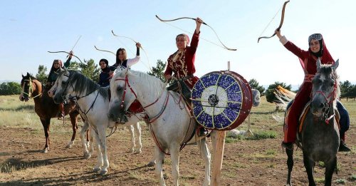 Türk kadın atlı okçuları