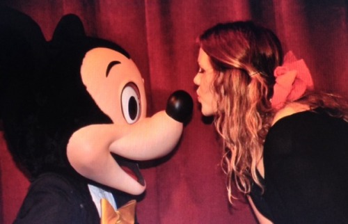 alwaysdisneybound:Minnie giving Mickey a kiss
