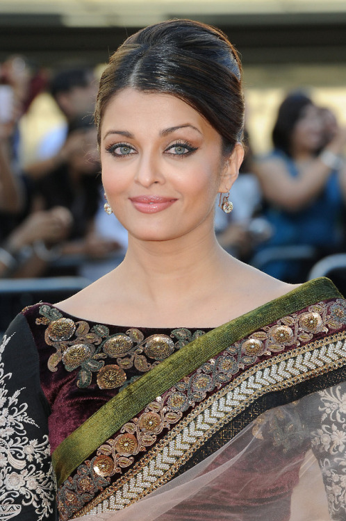  Aishwarya Rai Looks Stunning in Saree At Film “Raavan” UK Premiere - 16/06/2010. CLICK HERE TO SEE 