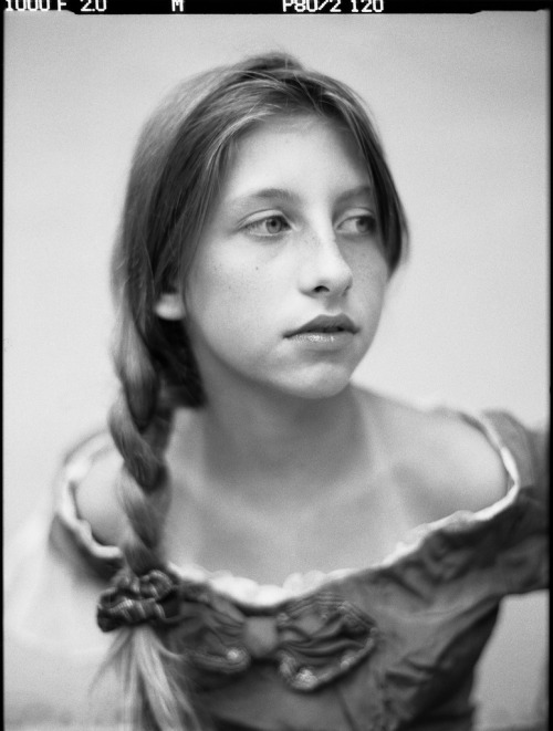 tecnam:L’Hésitation du Psyché II - Jeune Fille à la Robe - Contax 645 HP5+ / D-76 — © Carl Westergre