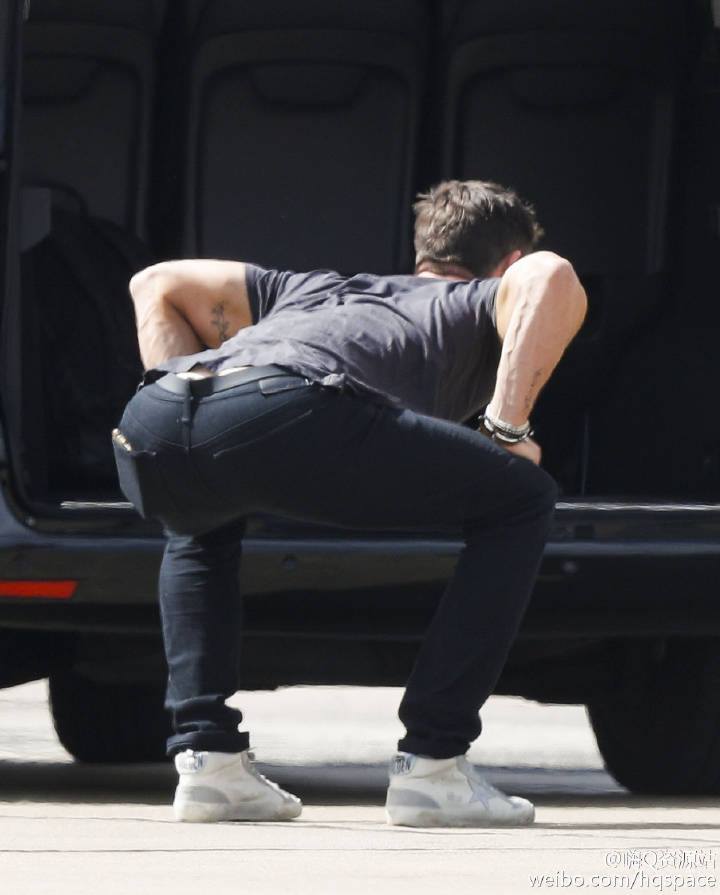 imwithkanye: Chris Hemsworth stretching, a new national pastime. 
