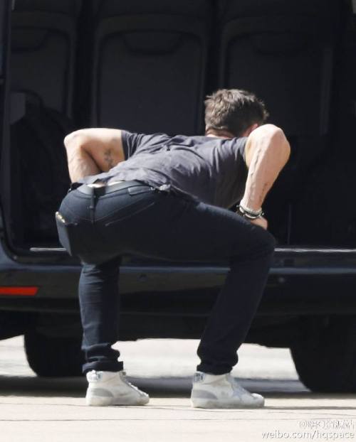 imwithkanye: Chris Hemsworth stretching, a new national pastime. 