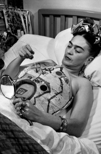 latinocaribbeanartists:Frida Kahlo working.[x][x]