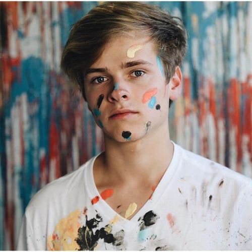 lxkekorns:lukekorns: painted. don’t look too happy about it. x