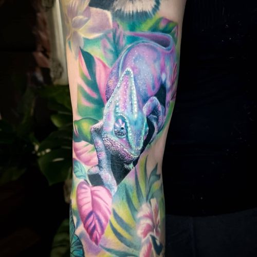 ✨ Chameleon ✨ As part of Kim’s ongoing sleeve, we added her actual pet chameleon!  We changed 