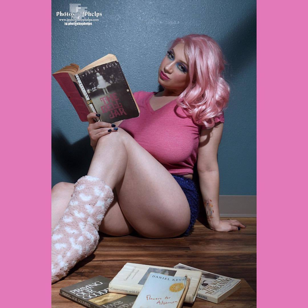 Curves and Brains  as Lolita @la.la.lolita  gives a peek inside with a sample of