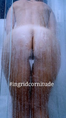 cornitude:  Ingrid chegou do trabalho já