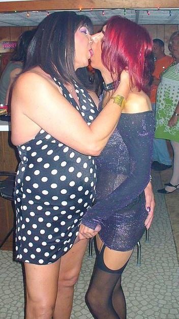 dellygurl:hardly showing…