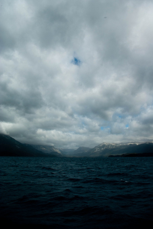 brutalgeneration:  Lago Nahuel Huapi (by Rlnd.Grn) 