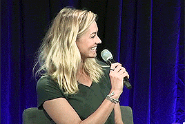 celoewe:Yvonne Strahovski - Laughing - Nerd HQ panel 2015