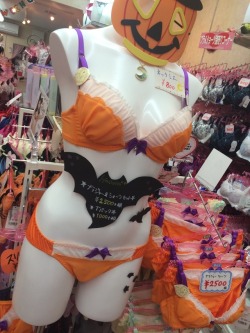 sugar-honey-iced-tea:Halloween lingerie in Japan👻🎃👻