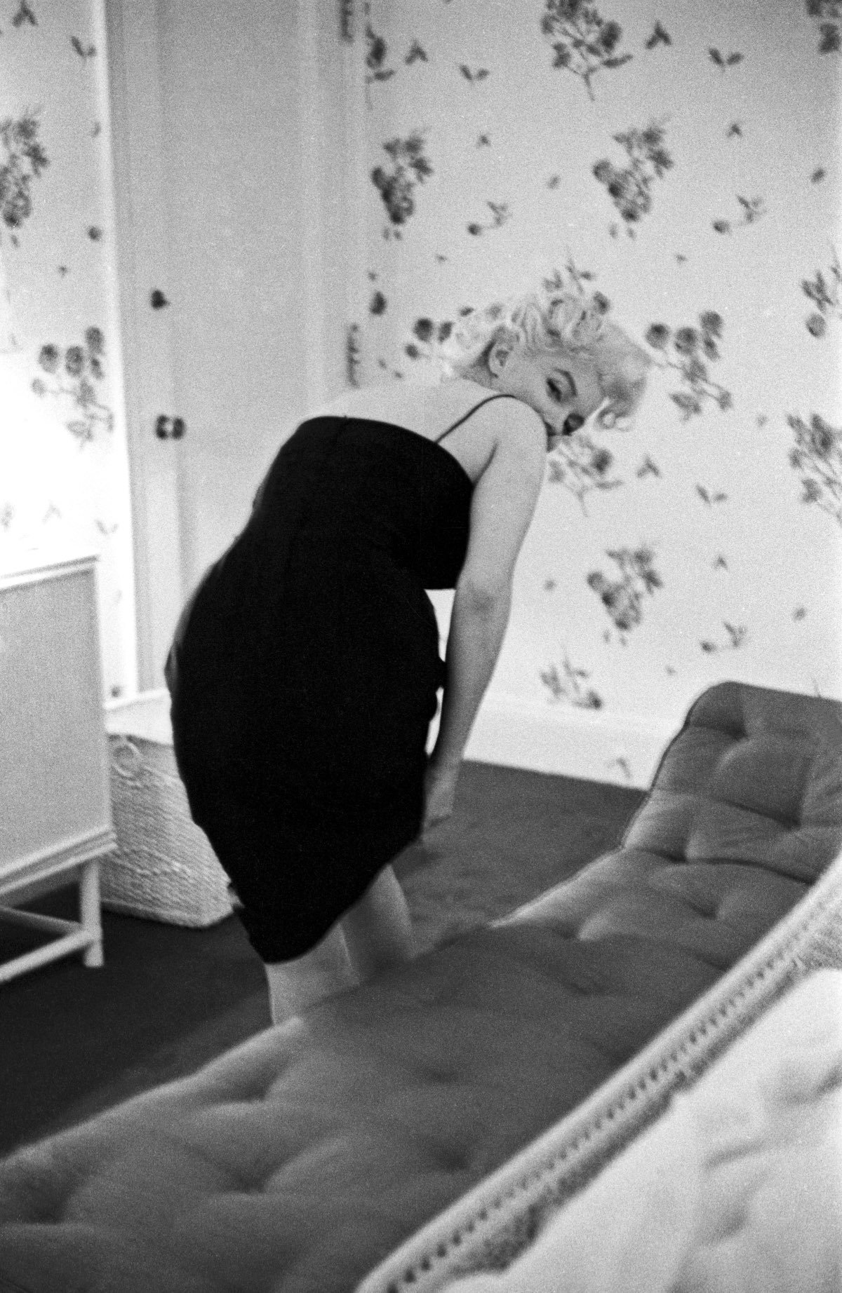 twixnmix:Marilyn Monroe photographed by Ed Feingersh at the Ambassador Hotel preparing