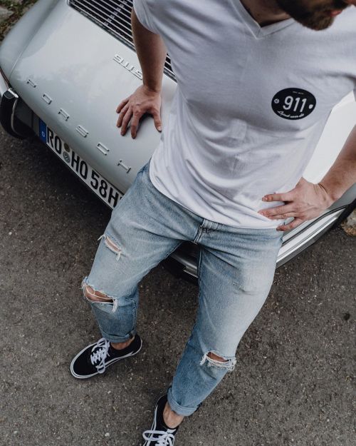 Anzeige / AddAlways well dressed with the LND Classic Tee. Whether you drive in a classic 911 Targa 