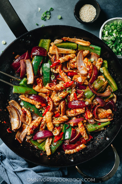 Spicy Squid Stir Fry (爆炒鱿鱼)Spicy squid stir fry featuring tender juicy squid stir fried with onion a