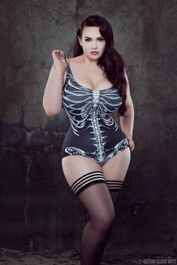 Curvy Pin Up