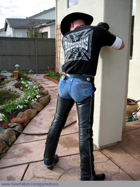 justdippers:  justmanly:  tight-jeans-studs:  HOT TIGHT JEANS FRAMED IN KINKY TIGHT LEATHER CHAPS  &