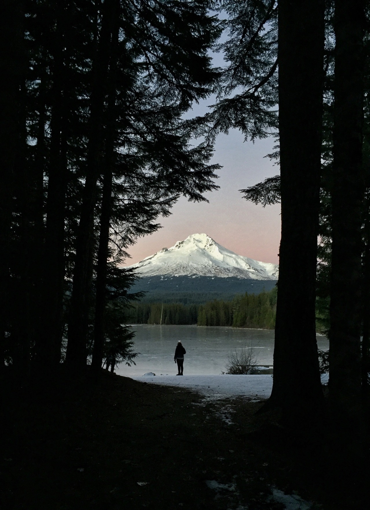 theoregonscout:  Ran through the snow to catch the sun set over Trillium Lake last